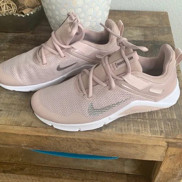 Nike legend women’s essential trainers. - Picture 2 of 7